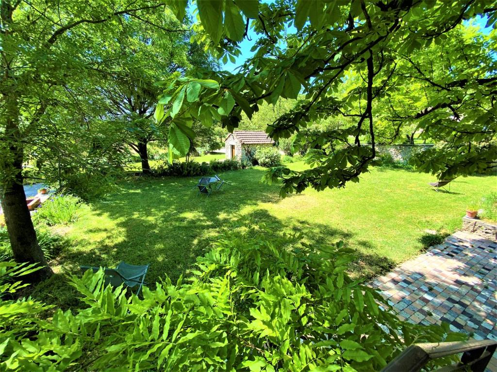 an image of a yard with trees and grass at CHAMBRES D&#39;HOTES 2 à 4p ou GITE DE GROUPE 15p, 7 ch, 6 sdb, parc et salle de réception in Villeneuve-de-Berg