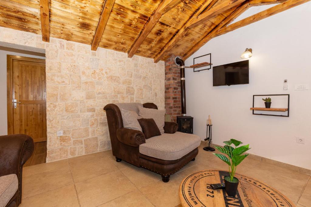 Suitetrails - ECO Stone House Santa Maria with Pool