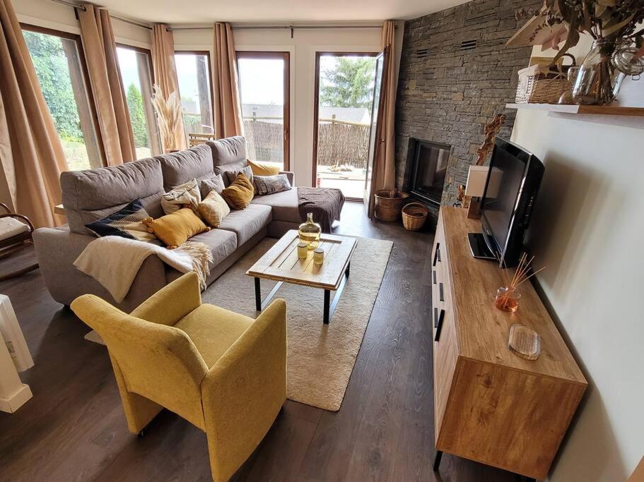 TV a/nebo společenská místnost v ubytování Precioso apartamento con jardín privado a 4 km de Puigcerdà