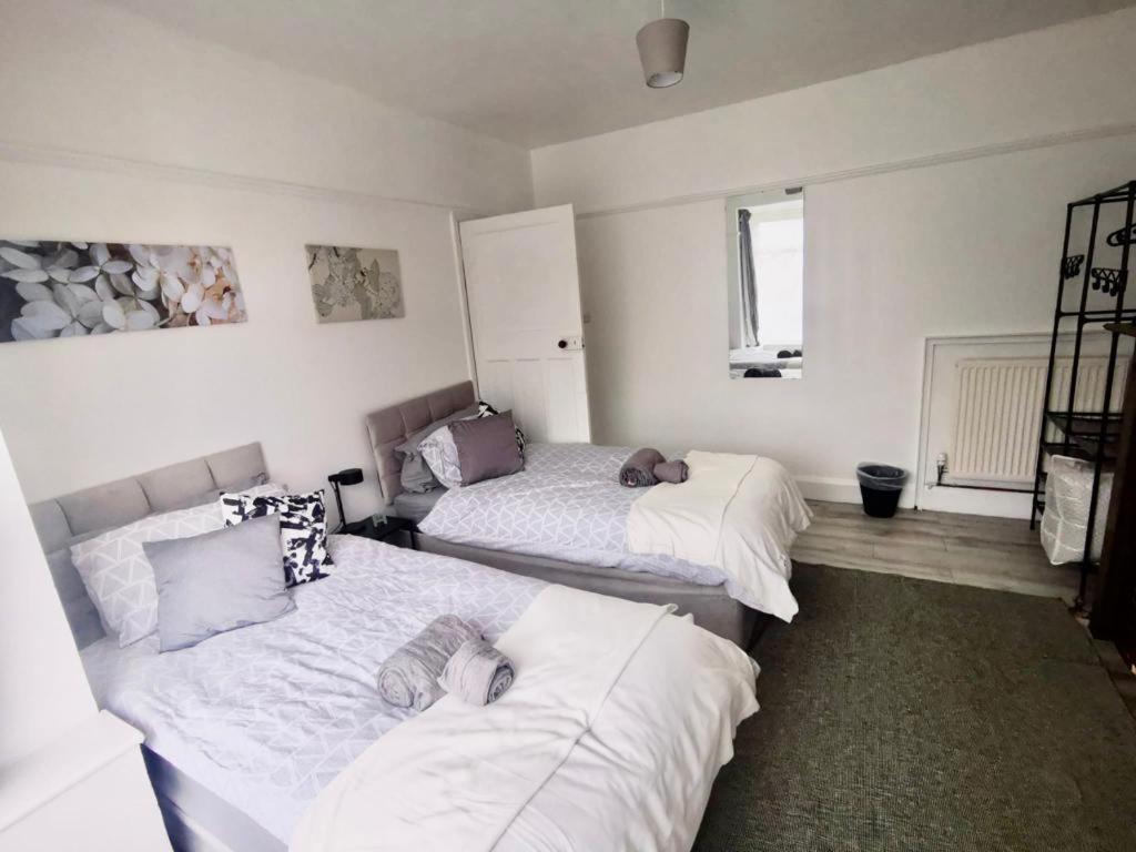 a bedroom with two beds and a couch at Peaceful Stay Room 1 - Near Derby City Center in Derby