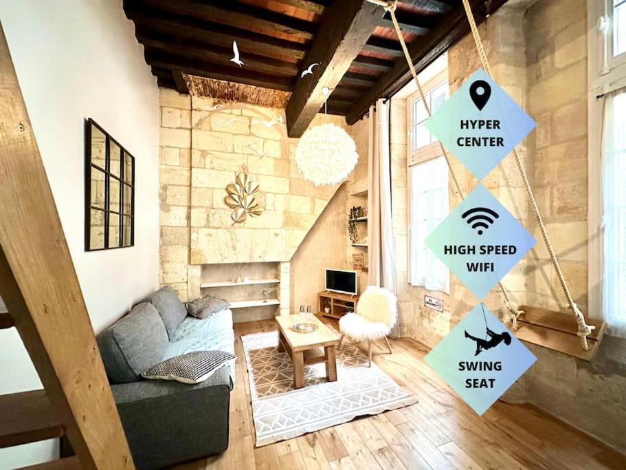 Place de la Bourse Bordeaux hyper-centre في بوردو: غرفة معيشة بها أريكة وطاولة