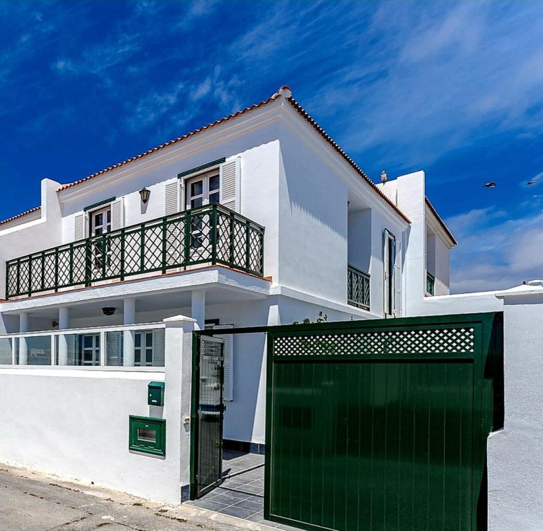 una casa bianca con una porta verde del garage di Ferienhaus mit Meerblick Playa Abades ad Abades