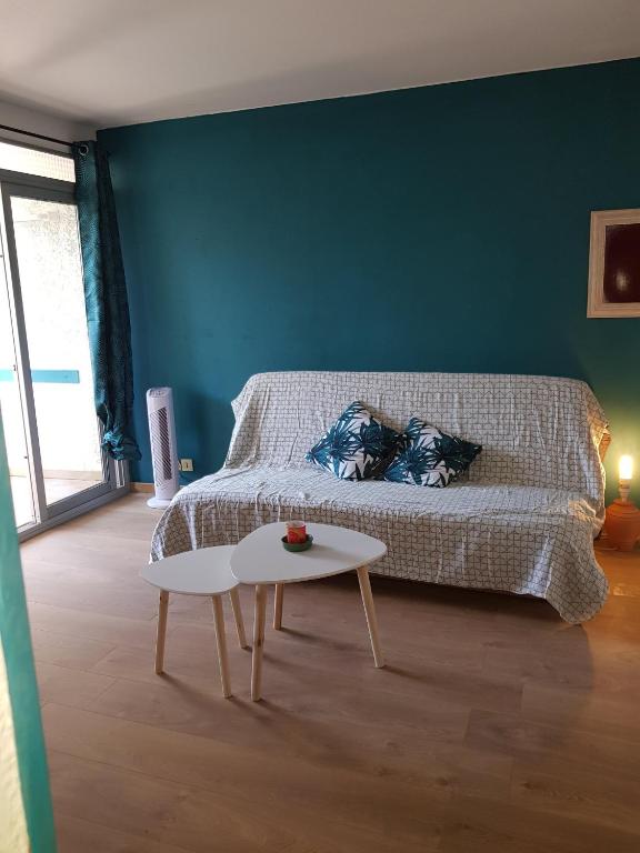 Posedenie v ubytovaní Appartement avec agréable loggia dans résidence privée