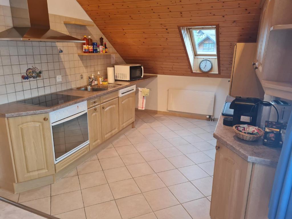 Η κουζίνα ή μικρή κουζίνα στο Dachwohnung in Welschenrohr