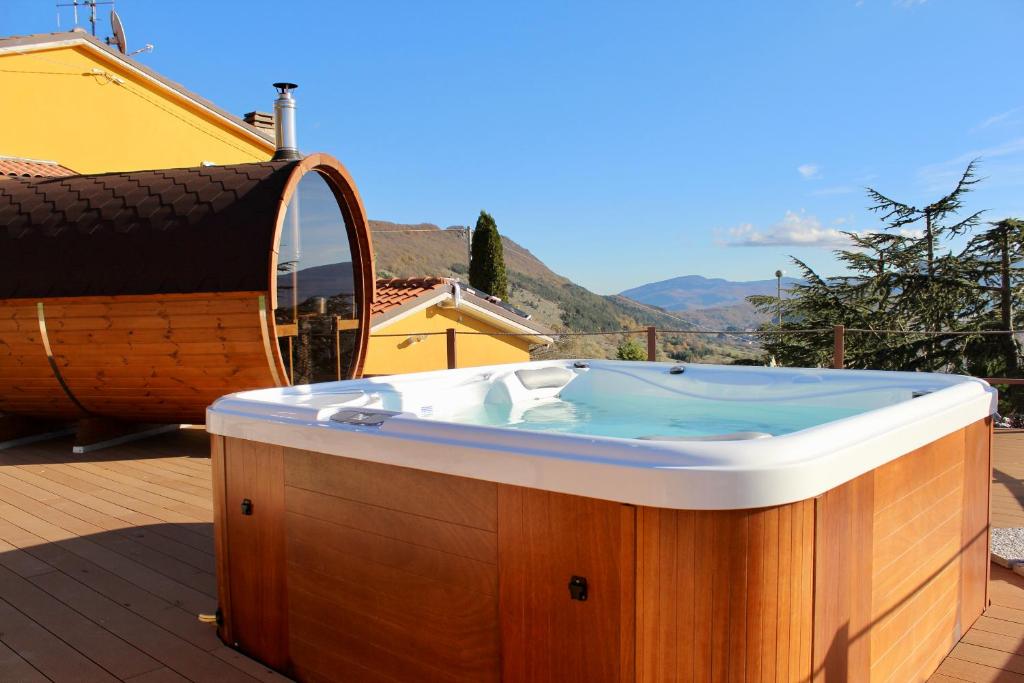 eine Whirlpool-Badewanne auf der Terrasse eines Hauses in der Unterkunft Masseria Monte Pizzi in Carovilli