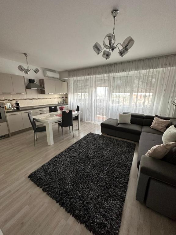 un soggiorno con divano e tavolo di Class DeLuxe Apartments a Oradea