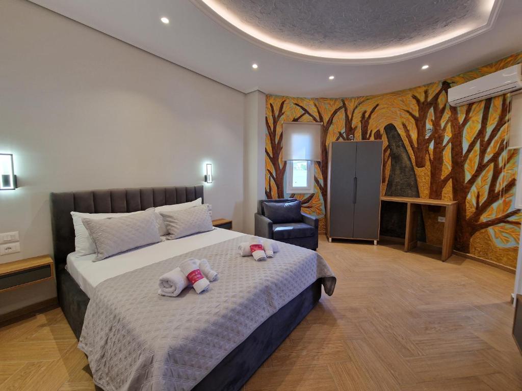 Villa Sarti في كساميل: غرفة نوم مع سرير مع دبتين عليه