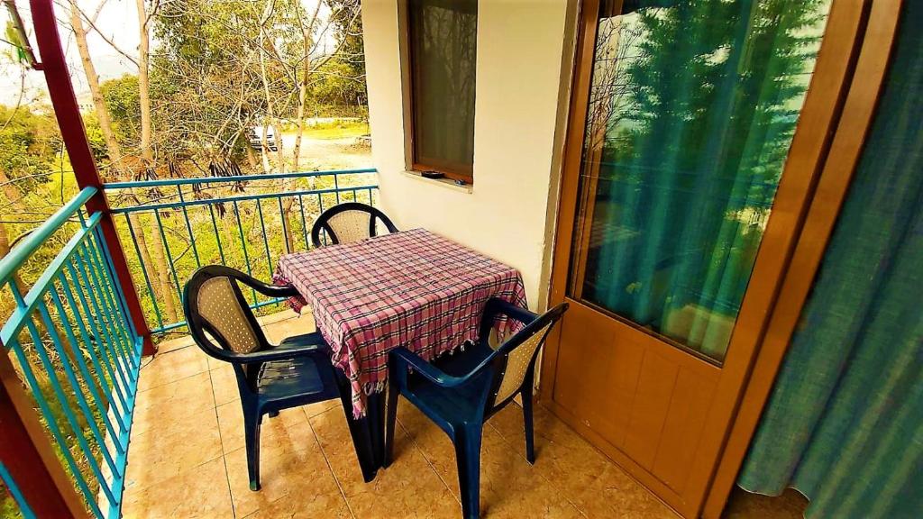 First Room of Cozy Beachside Haven - Panoramic Radhime Retreat with Balcony Dining - Image 4
