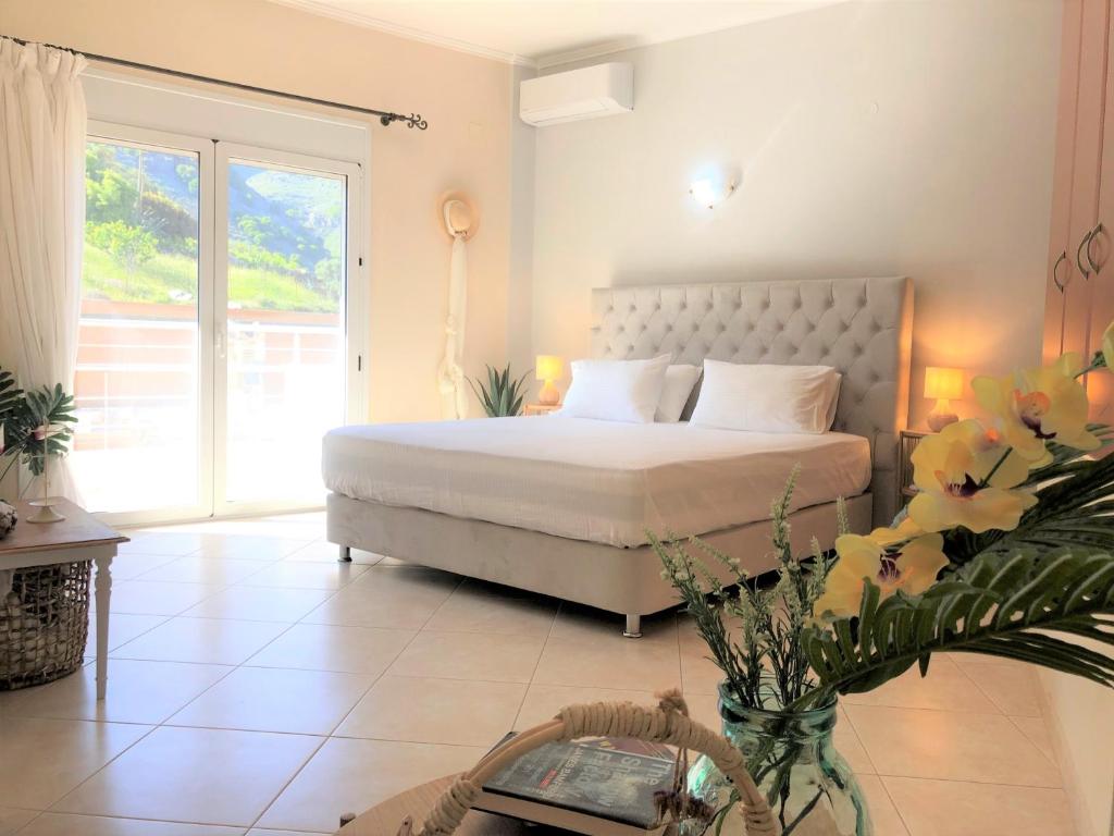 Posteľ alebo postele v izbe v ubytovaní Villa Aeolus with private overflow, endless, heated pool