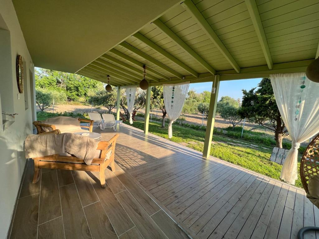 una veranda coperta con tavolo e sedie di Elia Small Paradise a Città di Kos