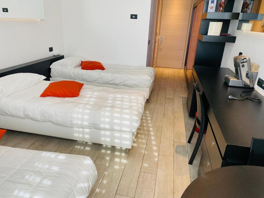 Postel nebo postele na pokoji v ubytování Blue Shades Hotel