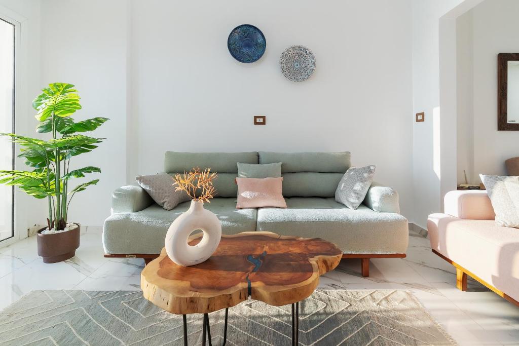 A seating area at Lovely Seaview Condo in Saba Pasha