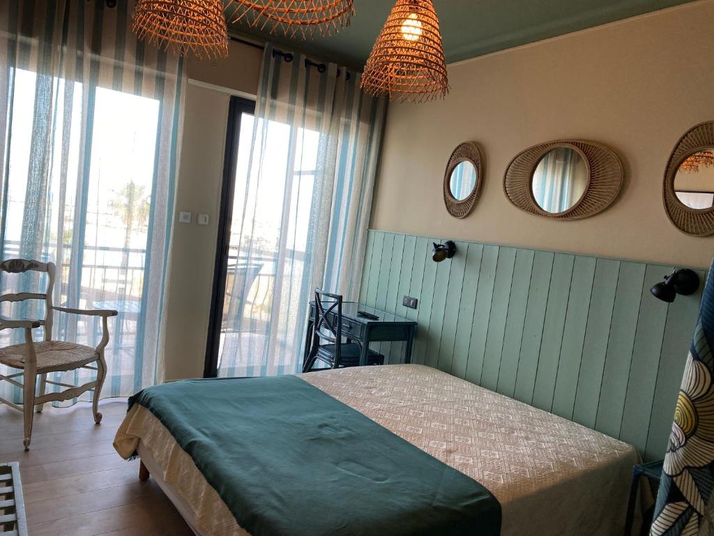 Postel nebo postele na pokoji v ubytování Hôtel Les Alizés