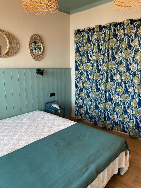 Postel nebo postele na pokoji v ubytování Hôtel Les Alizés