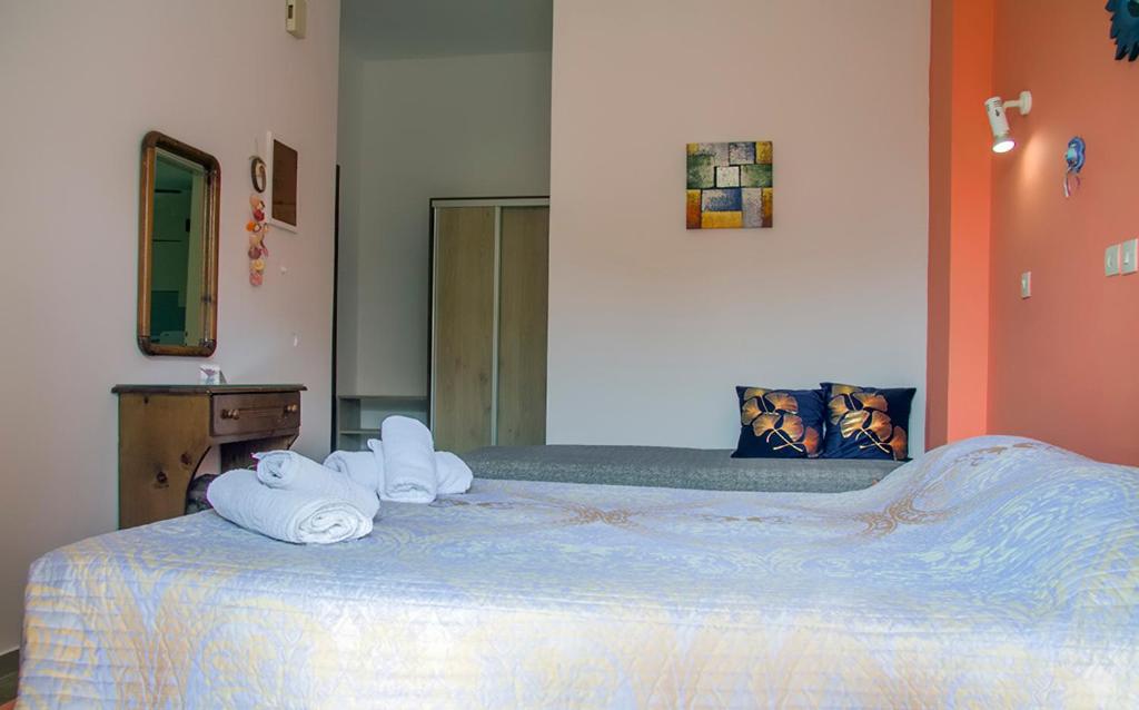 Postel nebo postele na pokoji v ubytování Helios Serifos