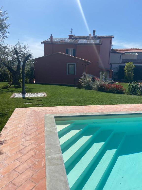 Bazén v ubytování GLAMPING SUITE IL GRILLO nebo v jeho okolí