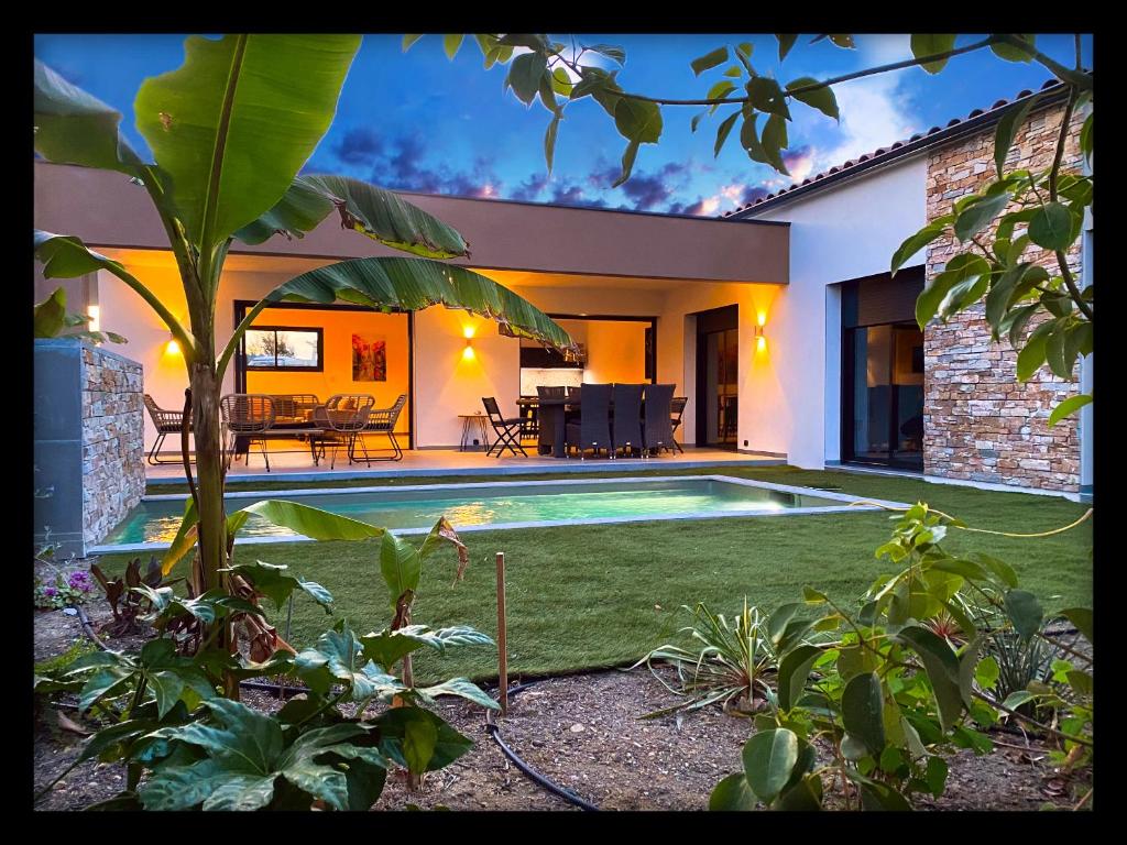 une maison avec une piscine dans une cour dans l'établissement VILLA Paolo, à Saint-Christol-lès-Alès