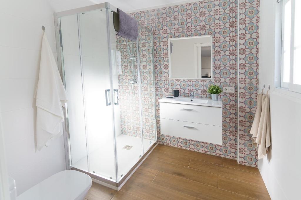W łazience znajduje się toaleta, umywalka i lustro. w obiekcie Casa Bluebelle Guadalmina w Marbelli