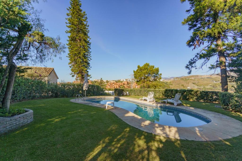 Bazén v ubytovaní Casa Bluebelle Guadalmina alebo v jeho blízkosti