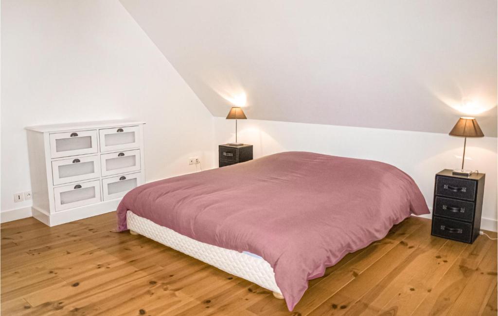 Posteľ alebo postele v izbe v ubytovaní 3 Bedroom Beautiful Home In Erquy