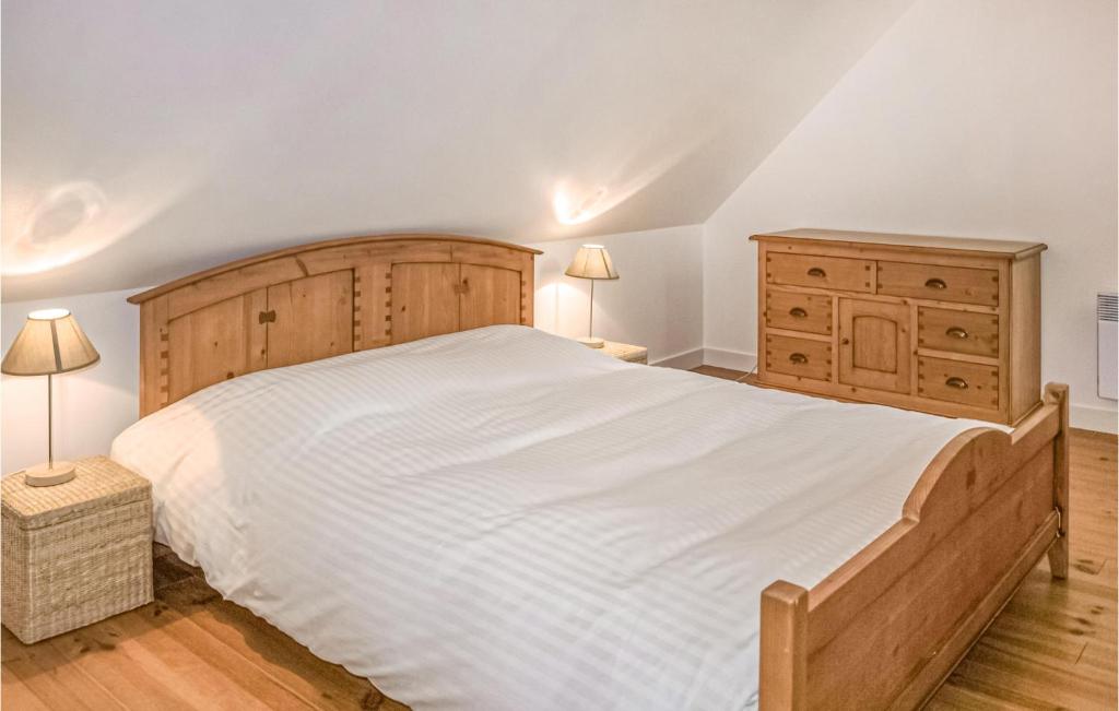 Posteľ alebo postele v izbe v ubytovaní 3 Bedroom Beautiful Home In Erquy