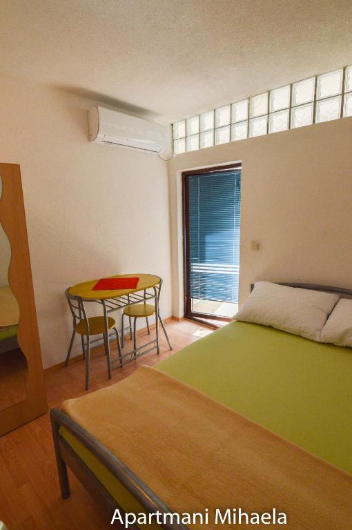 Kruševo的住宿－Mihaela 4，一间卧室配有一张床和一张桌子及椅子