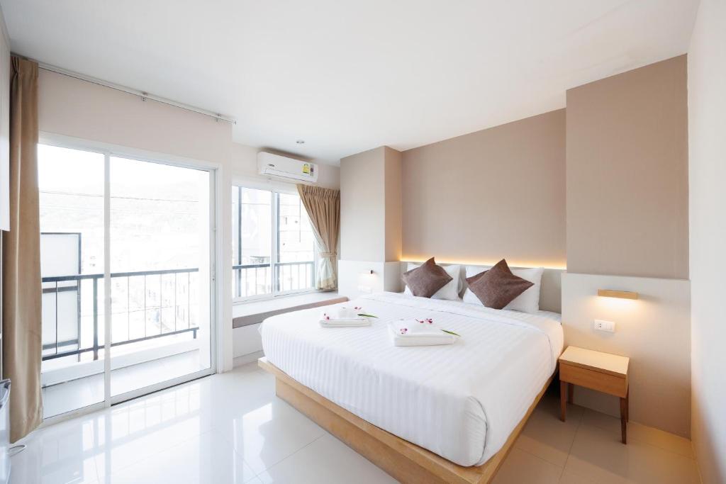 Ein Bett oder Betten in einem Zimmer der Unterkunft La Vista Patong Hotel