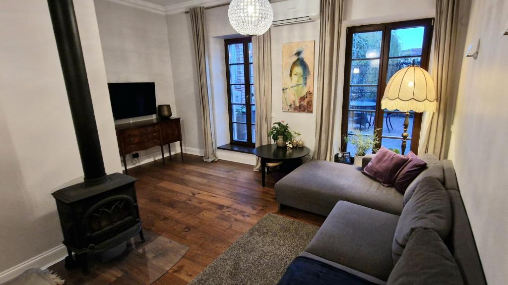 sala de estar con sofá y chimenea en Old Town apartments with charming terrace, en Kaunas