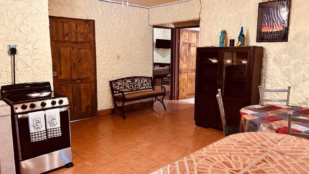 Kuchyň nebo kuchyňský kout v ubytování Casa Encantada offers you Two-Bedroom House, 1 Tiny Apartment & 3 Double Rooms