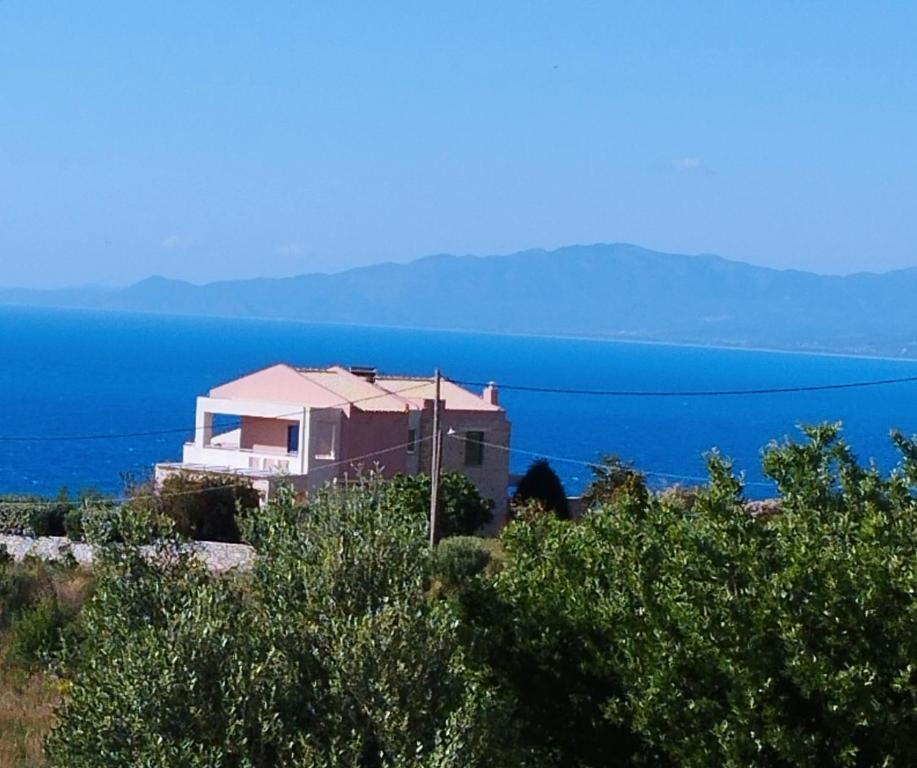 um camião estacionado no topo de uma colina perto do oceano em Villa Myrto em Kyparissia