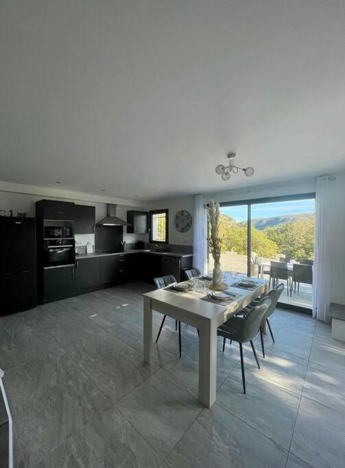 Kuchyň nebo kuchyňský kout v ubytování Cœur de provence