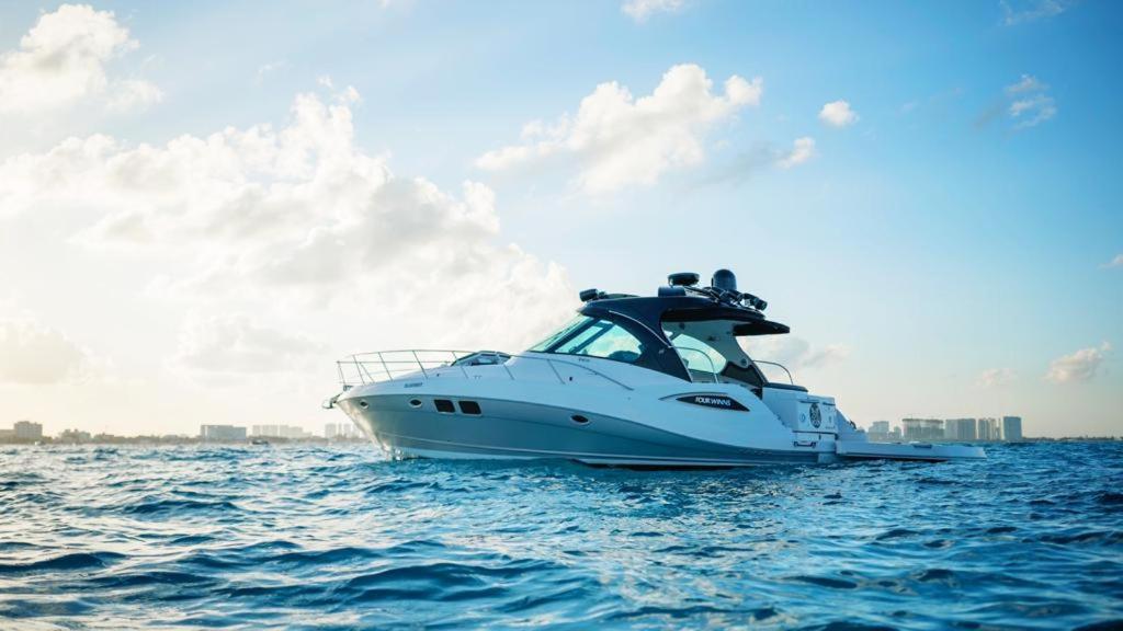 ein weißes Boot auf dem Wasser im Ozean in der Unterkunft Yacht Cancun Rent & Tours in Cancún