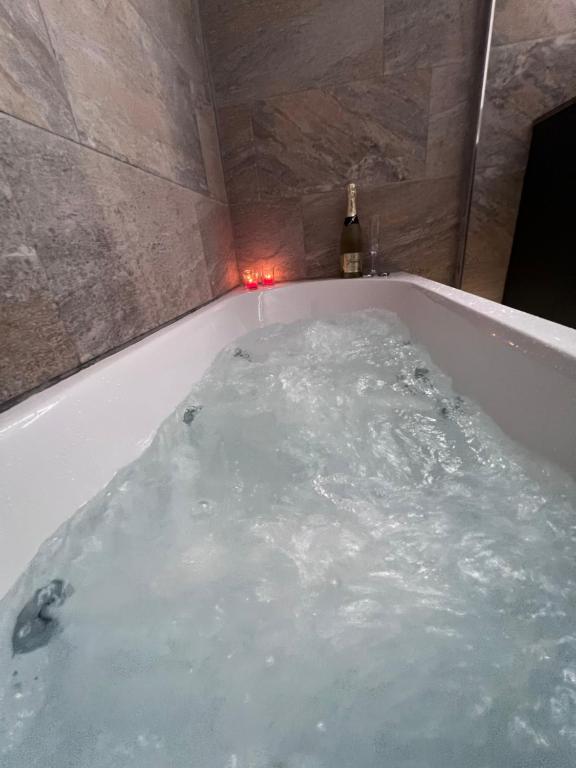 Stylish Getaway - Renovated 1BR Apartment with Pool & Tennis ...
