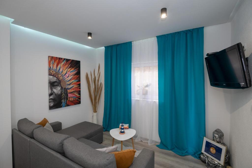ein Wohnzimmer mit Couch und Fernseher in der Unterkunft Apartment Viktorija in Dubrovnik