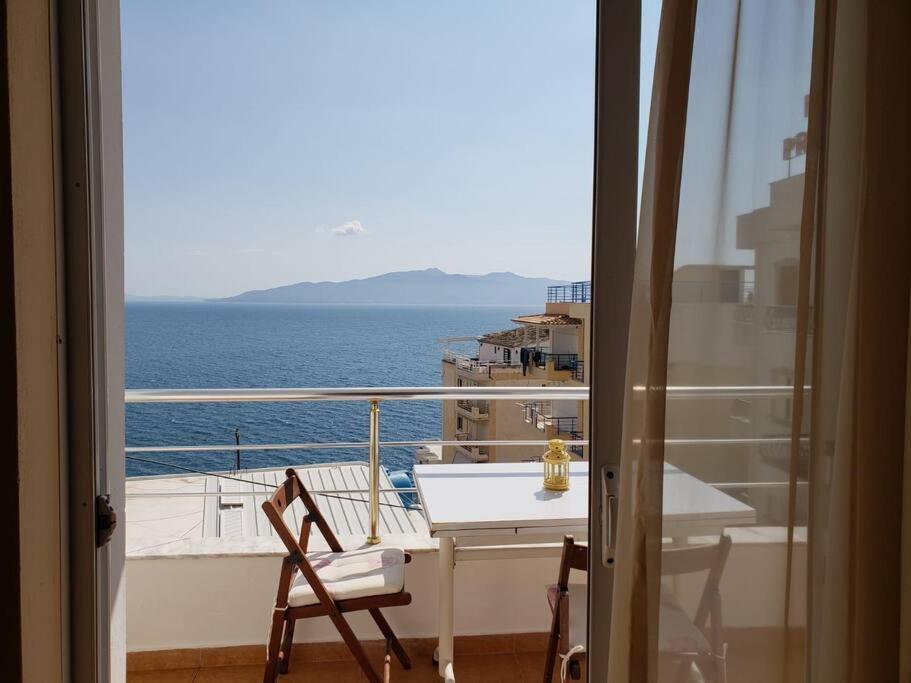 d'un balcon avec une table et des chaises donnant sur l'océan. dans l'établissement SunSea apartment, à Saranda