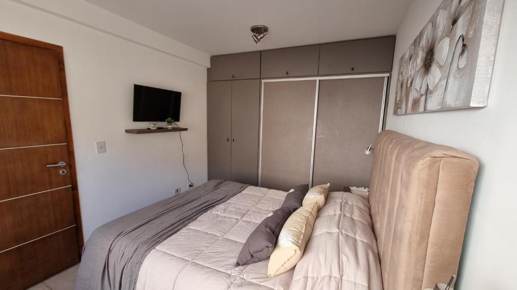 1 dormitorio con 1 cama con cabecero en Peumayen Departamento en San Martín de los Andes en San Martín de los Andes