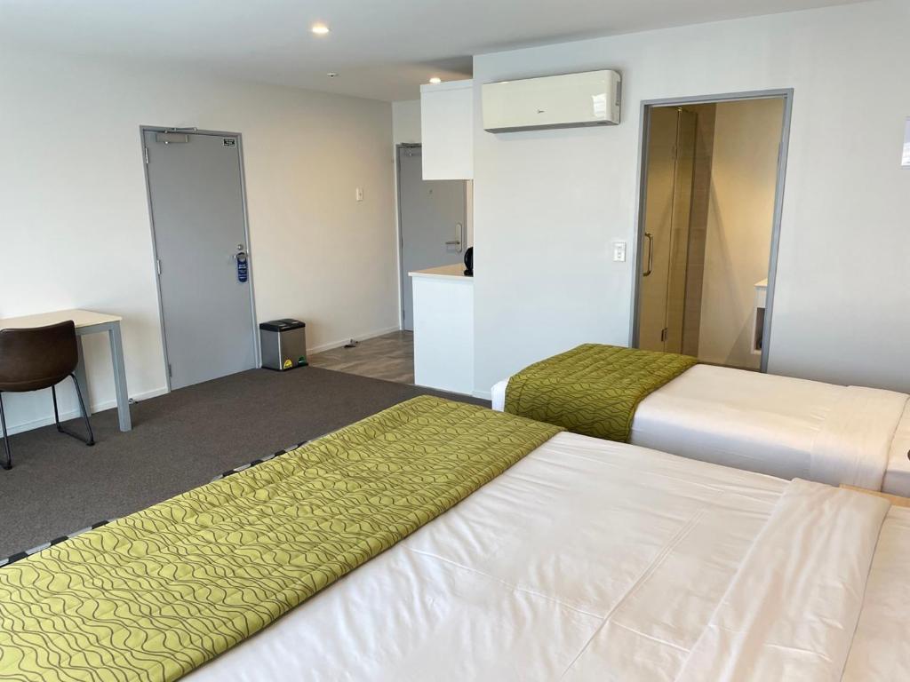 2 on Whiteleigh and 239 on Lincoln Motel - Resim 12