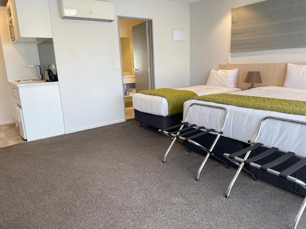 2 on Whiteleigh and 239 on Lincoln Motel - Resim 11