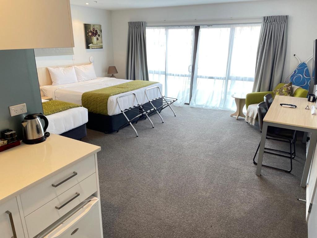 2 on Whiteleigh and 239 on Lincoln Motel - Resim 13