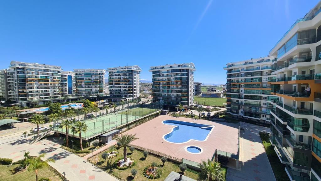 uma vista aérea de um complexo de apartamentos com um campo de ténis em Olive Garden cute apartment em Avsallar