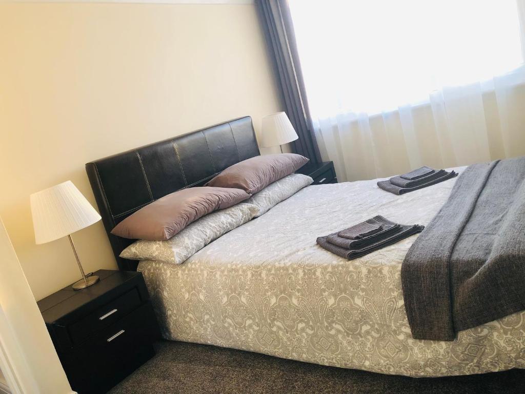 um quarto com uma cama com duas almofadas em AC Lounge 119 em Rochford
