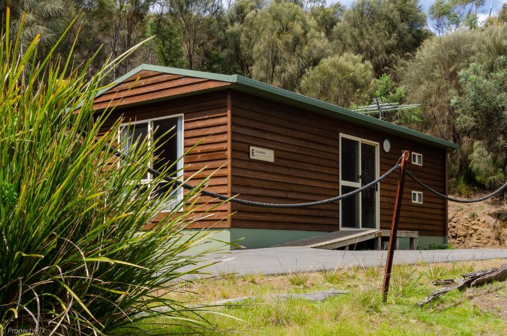 Cabaña pequeña con techo verde en Hobart Bush Cabins, en Kingston
