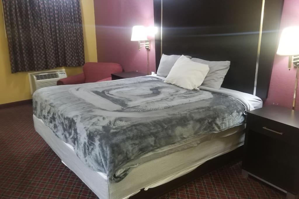 1 dormitorio con 1 cama grande en una habitación de hotel en OSU 2 Queen Beds Hotel Room 209 Wi-Fi Hot Tub Booking, en Stillwater