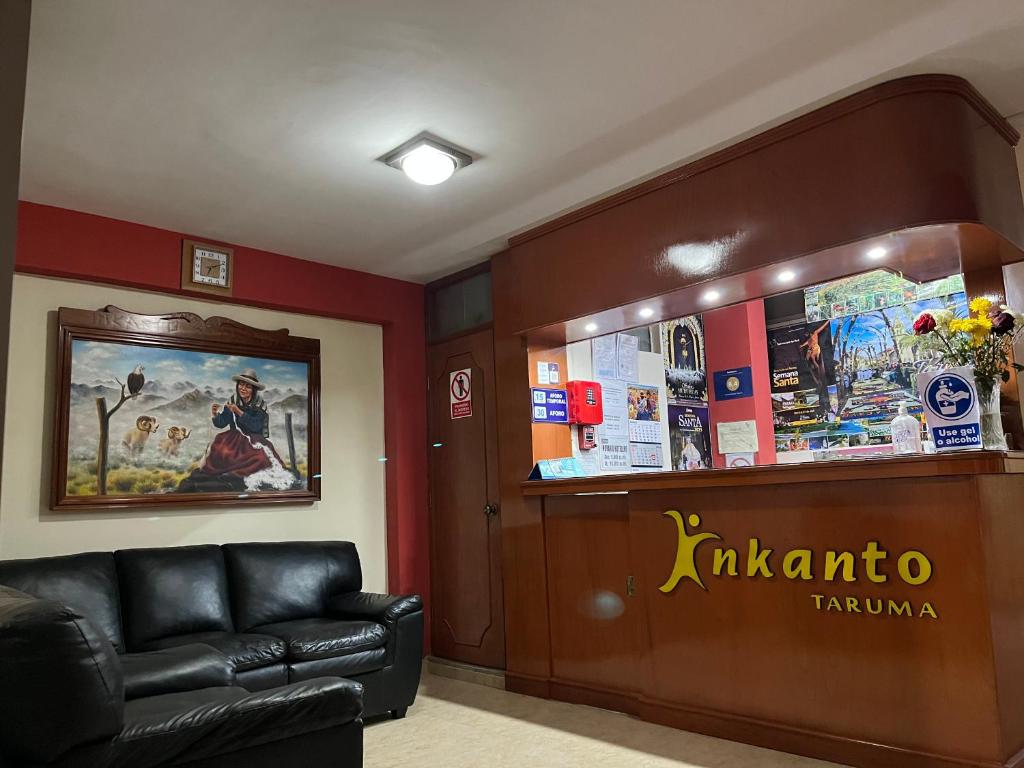 een lobby met een wachtkamer met een leren bank bij Hostal Inkanto Taruma in Tarma