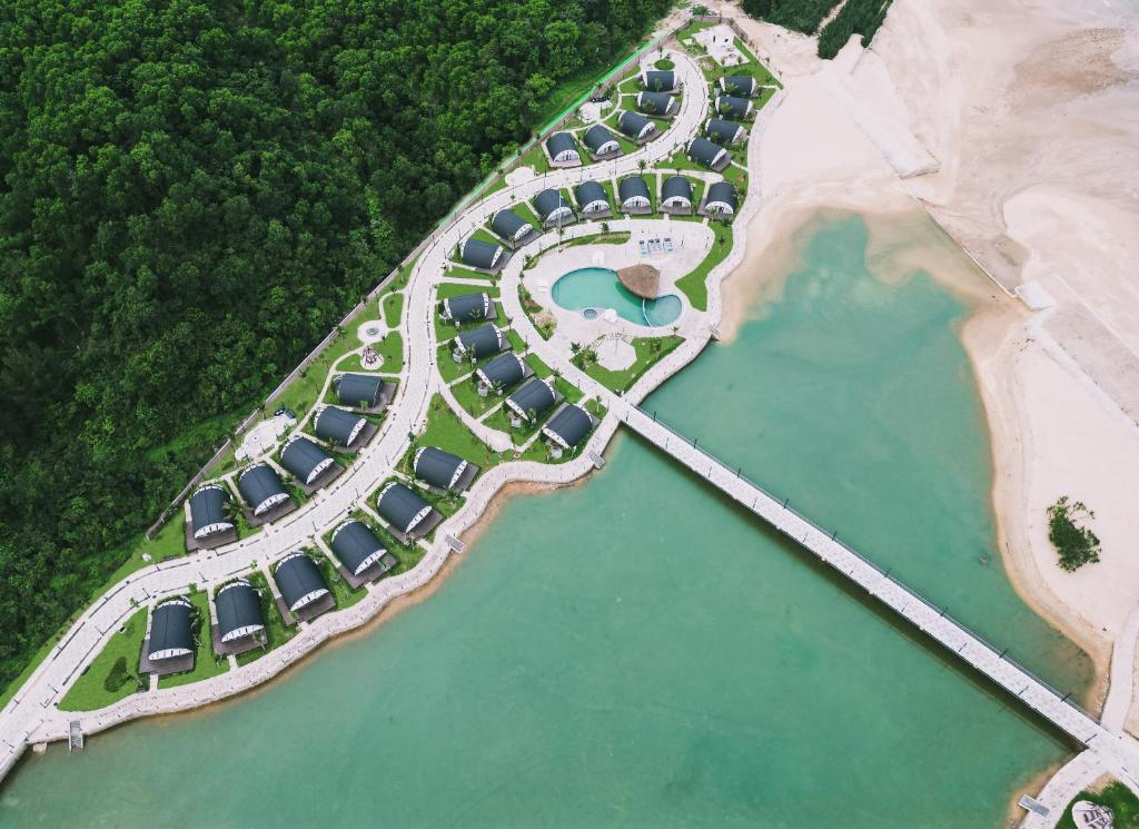 einen Luftblick auf einen Resort-Komplex mit einem See in der Unterkunft Đầu Rồng Resort 