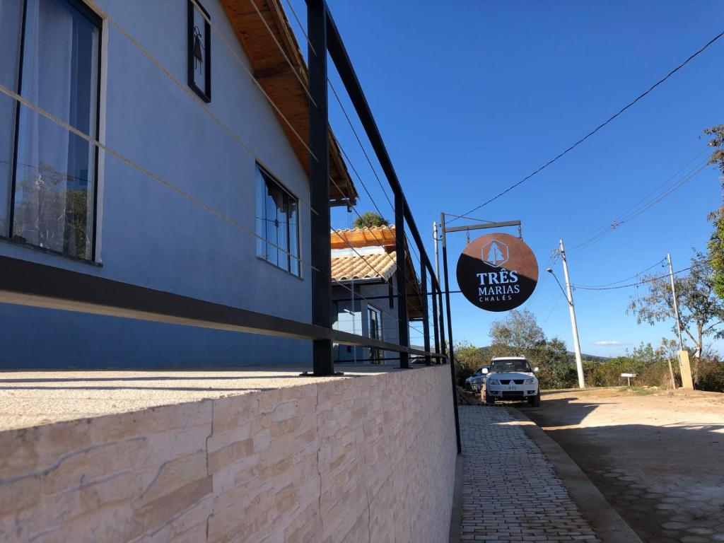 un panneau sur le côté d'un bâtiment dans l'établissement Três Marias Chalés, à Conceição da Ibitipoca