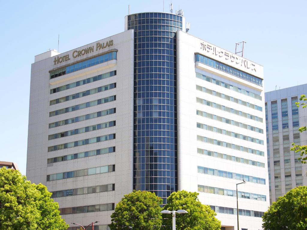 un edificio alto con un cartel en la parte superior en Hotel Crown Palais Hamamatsu, en Hamamatsu