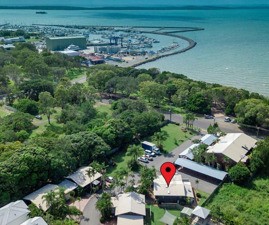 una vista aérea de un complejo con un marcador rojo en Marlin Villa - Hervey Bay, en Urangan