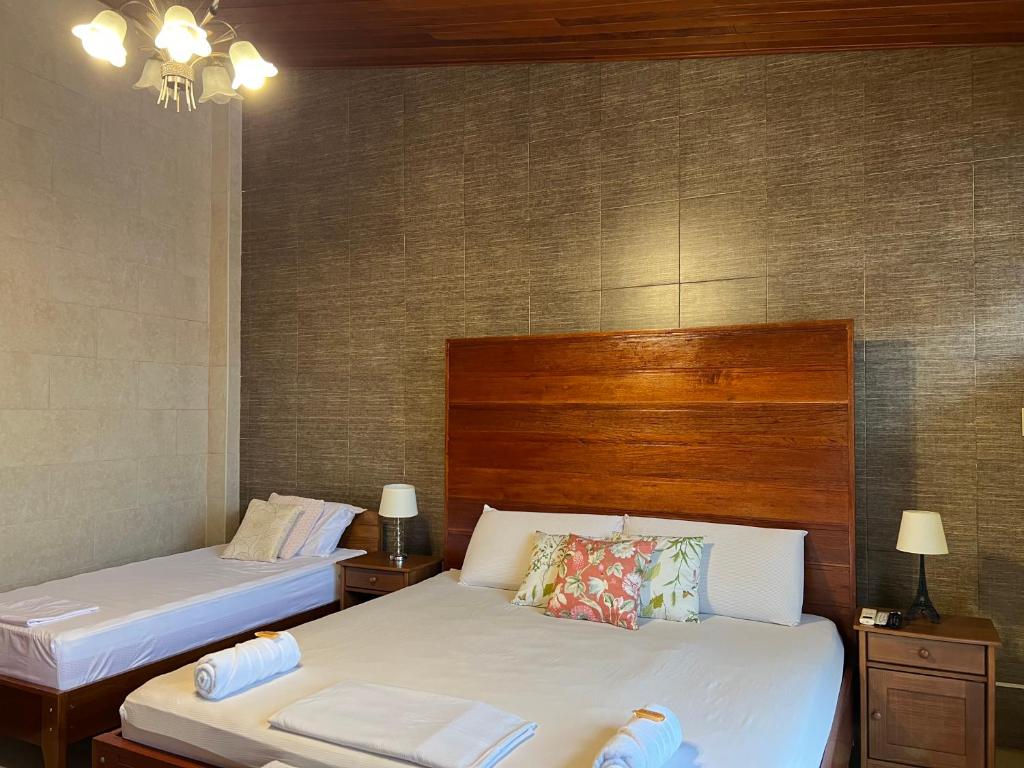 sypialnia z 2 łóżkami i 2 szafkami nocnymi w obiekcie Casa Micaela w mieście Iquitos