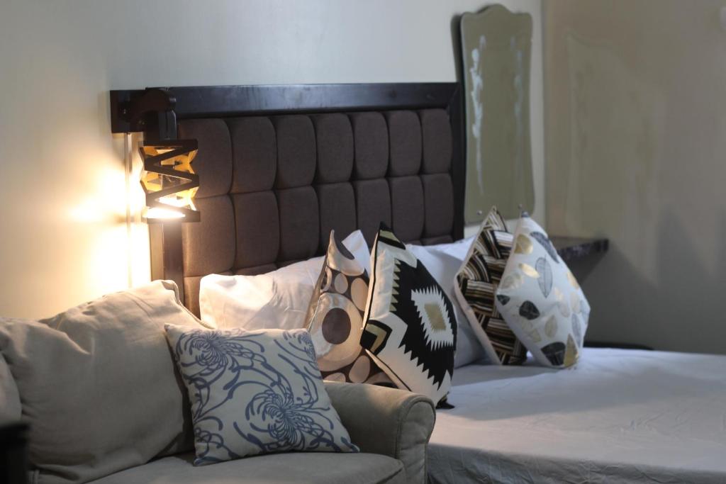 ein Schlafzimmer mit einem Bett mit Kissen darauf in der Unterkunft Avida Tower 2 Mountain View Condominium in Davao City